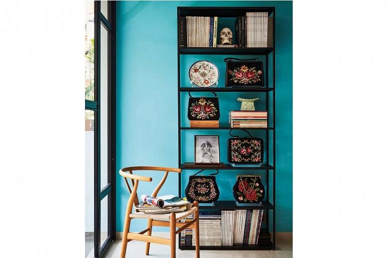 As the home owner’s wife has a large handbag collection, he picked those with tapestry and vibrant prints for display in this nook. 