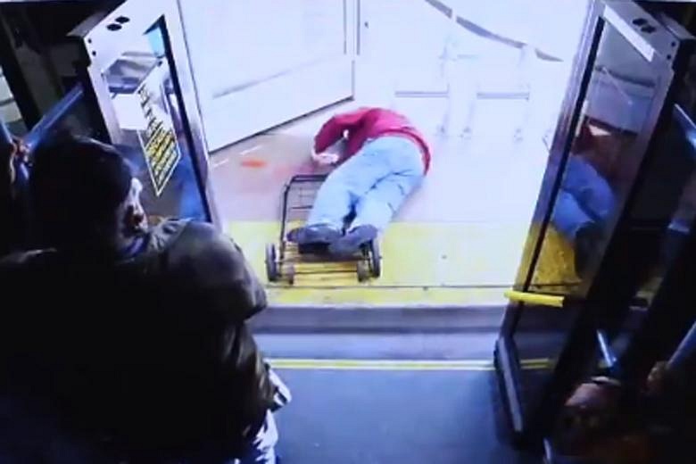 Elderly US Man Dies Of Injuries One Month After Being Pushed Off Bus ...