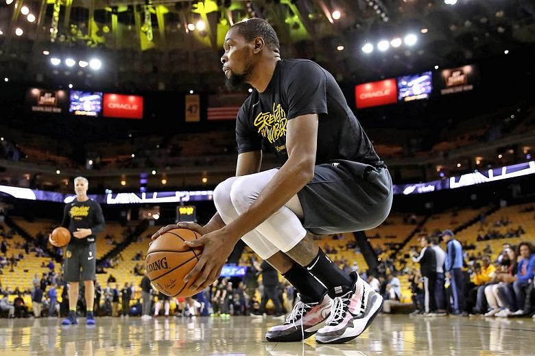 Kevin Durant is working to shake off a calf injury ahead of Golden State's assault on a fourth NBA title in five seasons. PHOTO: AGENCE FRANCE-PRESSE