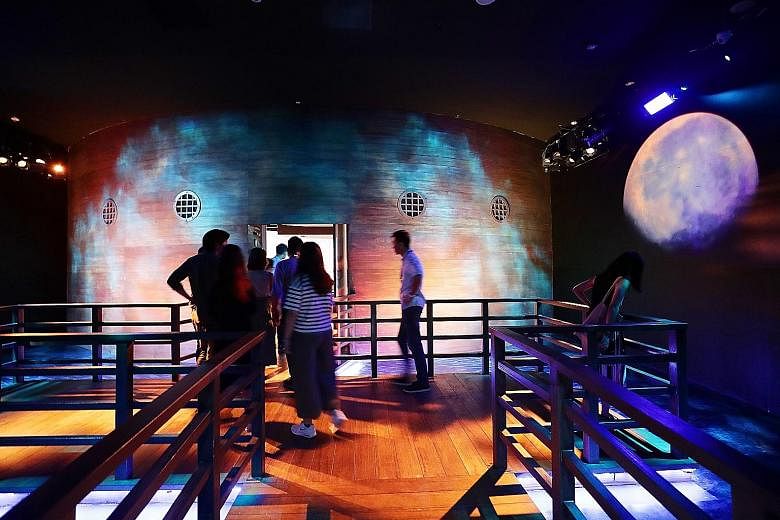 Inside the spinning rotunda, visitors see Act 2 and Act 3 - when Raffles arrived in Singapore in 1819 and how the island developed into a dynamic port - which come to life with the help of cutting-edge multimedia and breathtaking sets. A 360-degree f