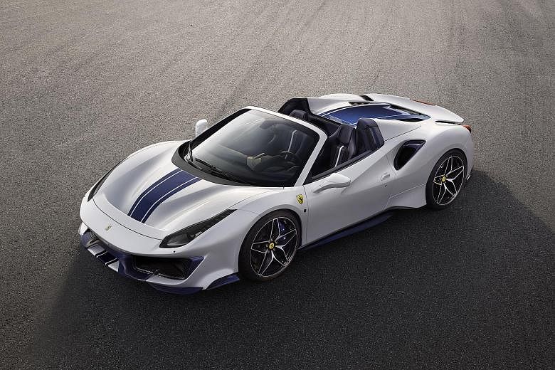 The Ferrari 488 Pista Spider impresses with its unearthly acceleration: Zero to hundred is done in 2.85 seconds and 200kmh in 8 seconds.