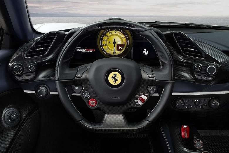 The Ferrari 488 Pista Spider impresses with its unearthly acceleration: Zero to hundred is done in 2.85 seconds and 200kmh in 8 seconds.