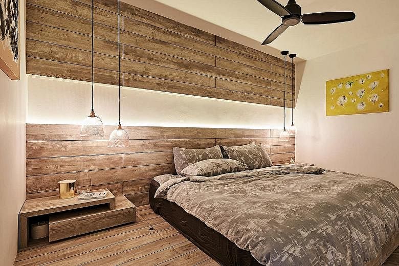 Horizontally placed laminates lengthen the bedroom visually, making the area feel spacious.