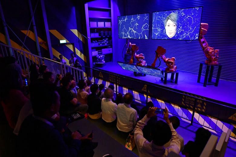 The main attraction of the permanent exhibition at the Science Centre is a theatre run by four robotic arms holding television screens. Through videos and synchronised movement, the robots explain the scope of modern engineering. Senior Minister and 