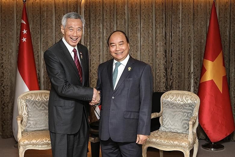 Prime Minister Lee Hsien Loong meeting Vietnam's Prime Minister Nguyen Xuan Phuc on the sidelines of the 34th Asean Summit in Bangkok yesterday. PHOTO: LIANHE ZAOBAO