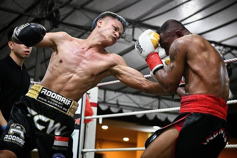 Singapore boxer Muhamad Ridhwan got back to winning ways last night, beating Indonesia's No. 2-ranked bantamweight Noldi Manakane in their six-round bout in an unanimous decision. The 31-year-old had three judges scoring 60-54, 60-55, and 59-55 in hi