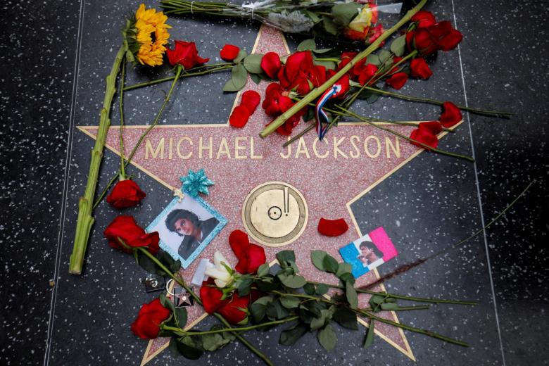 In Pictures Fans pay tribute to Michael Jackson on the 10th(01)