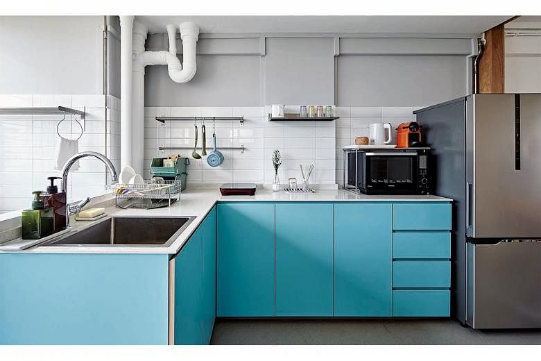 Pops of colour are also evident in the kitchen, such as on cabinets and accessories. 