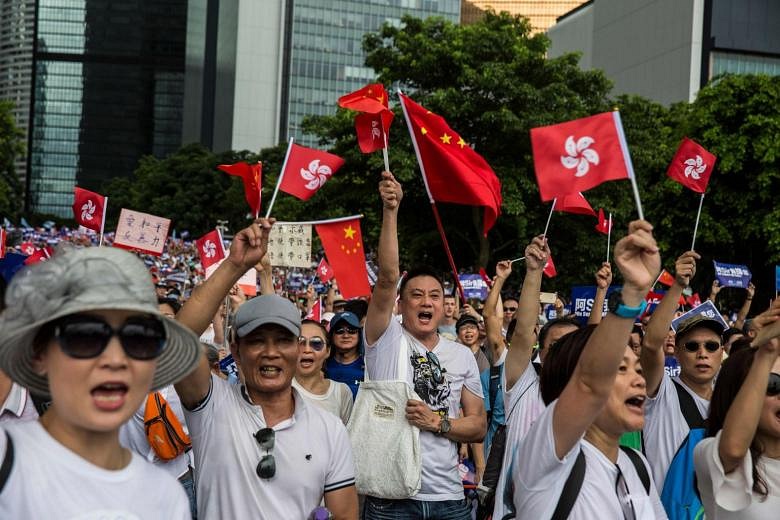 Thousands rally to support Hong Kong police | The Straits Times