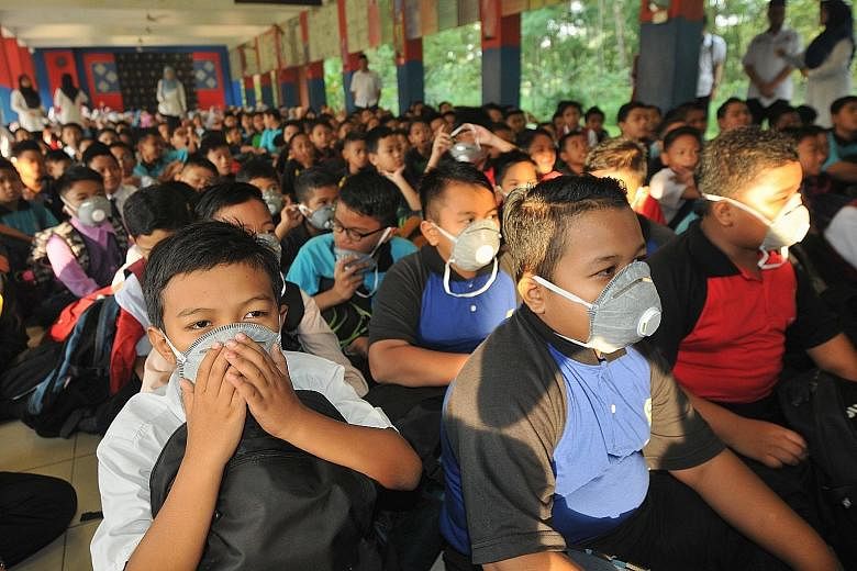 Students put on masks at SK Pasir Gudang 4 in Pasir Gudang. State Health, Culture and Heritage Committee chairman Mohd Khuzzan Abu Bakar said on Monday that a total of 310 students and three teachers from 31 schools had experienced vomiting and dizzi