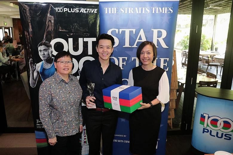 ST Star of the Month Shayna Ng with ST sports editor Lee Yulin (left) and F&N Foods managing director Jennifer See. The bowler accepts that ups and downs are normal for a professional but the key is bouncing back from setbacks. 