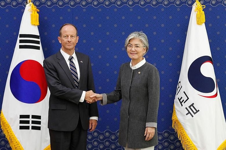 US Assistant Secretary of State for East Asian and Pacific Affairs David Stilwell meeting South Korean Foreign Minister Kang Kyung-wha on the last day of his three-day visit to Seoul yesterday.