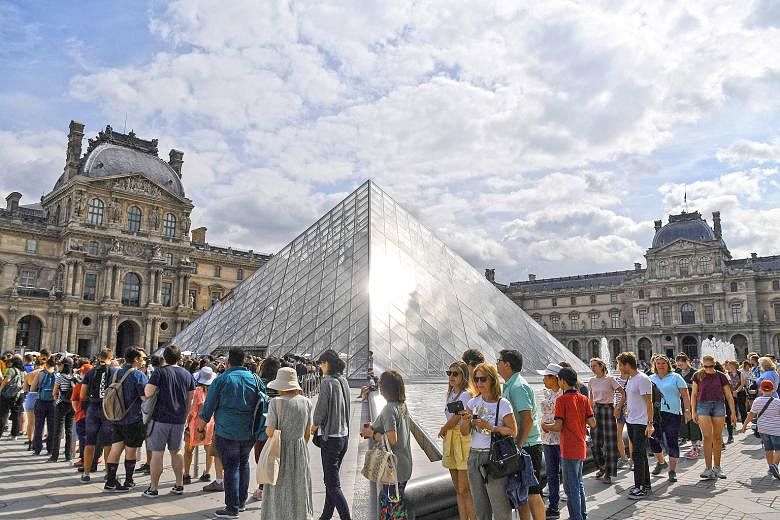 The heavy influx of tourists this summer has spurred the Louvre museum to handle overcrowding by making reservations mandatory by the year end.