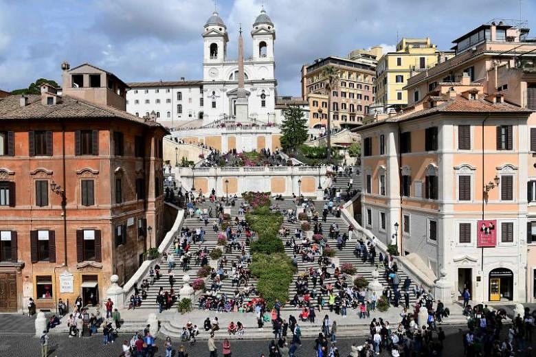 Tourists Banned From Sitting On Rome's Spanish Steps 