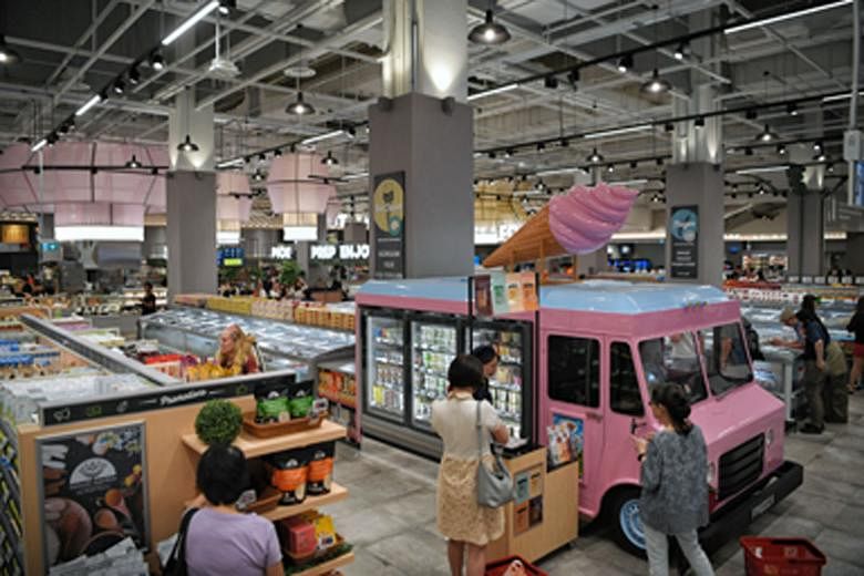 Besides an ice cream truck and a play castle for children, the FairPrice Xtra outlet in VivoCity has an in-house vegetable farm. A special corner has also been set aside for local enterprises to promote their goods.