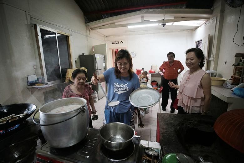 Left: Madam Molly Chua (centre), who now works as a property agent, helping to prepare vegetarian meals as temple volunteers and devotees look on. The temple serves free vegetarian meals on the first and 15th of each month of the lunar calendar. Abov