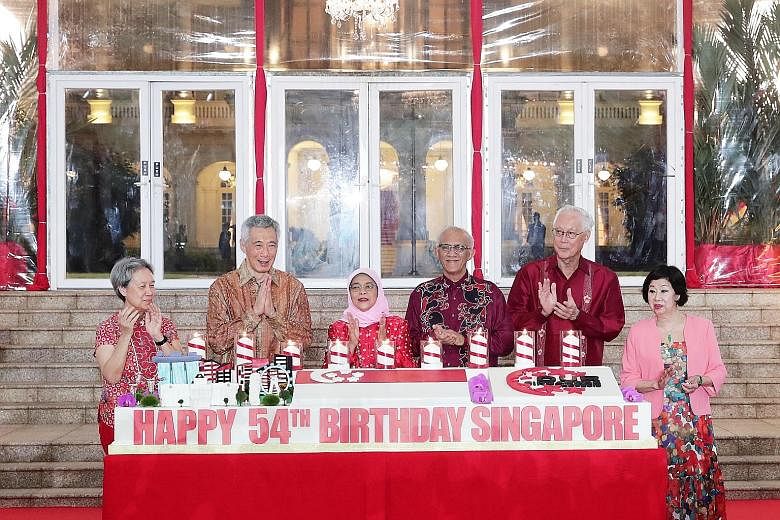 Prime Minister Lee Hsien Loong and Mrs Lee with President Halimah Yacob and her husband, Mr Mohamed Abdullah Alhabshee, as well as Emeritus Senior Minister Goh Chok Tong and Mrs Goh, at the cake-cutting ceremony during the annual National Day Recepti