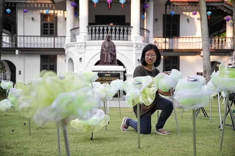 Moonflowers Of Mid-Autumn is a luminescent outdoor art installation featuring 250 stalks of sustainable glow-in-the-dark flower sculptures at the lawn of Sun Yat Sen Nanyang Memorial Hall in Balestier. A collaboration between the memorial hall and lo
