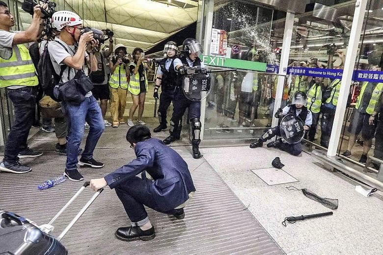 A video of a Hong Kong police officer pulling his gun on protesters after they surrounded him, took his baton and beat him with it, has gone viral on Twitter. The video, filmed by Wall Street Journal reporter Mike Bird and posted on his Twitter accou