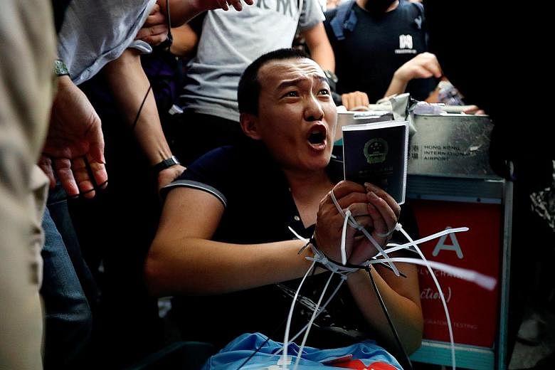 Global Times reporter Fu Guohao was beaten and tied up by protesters at Hong Kong International Airport after they found a T-shirt with the words "I love Hong Kong police" in his bag. PHOTO: REUTERS