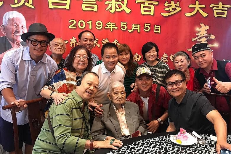 (Above) Show business veterans at Bai Yan's 100th birthday celebration in May. (From far left) Former television actresses Ye Sumei and Chen Bifeng, who worked with Bai Yan in the 1980s and were his goddaughters, were at the wake.