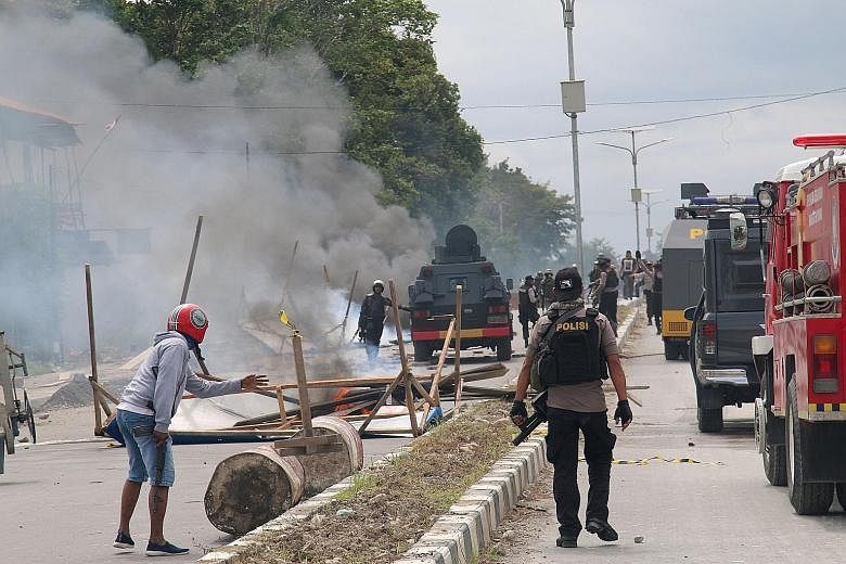 Indonesian riot police fired warning shots in the air to disperse the crowd yesterday in Timika city, while a reporter saw protesters throwing rocks at police and trying to rip down a fence surrounding the Parliament building. National police spokesm