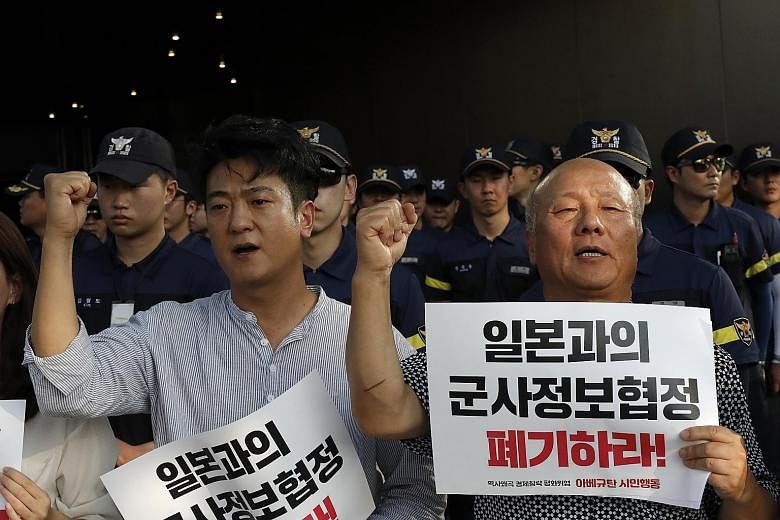 South Korean protesters urging their government to abolish the General Security of Military Information Agreement with Japan amid a row between the two countries on political and trade disputes. PHOTO: ASSOCIATED PRESS