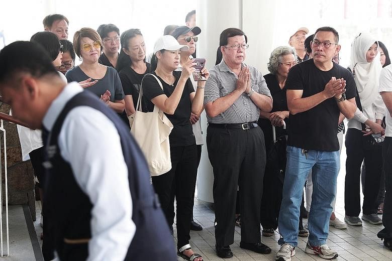 Actors Aileen Tan (in grey shirt and orange sunglasses), Ye Sumei (in black T-shirt and white cap), Zhuo Mingshun (in striped grey shirt) and Chen Guohua (in black T-shirt and jeans), and Zhou Quanxi (second row, in blue cap, sunglasses and white shirt).