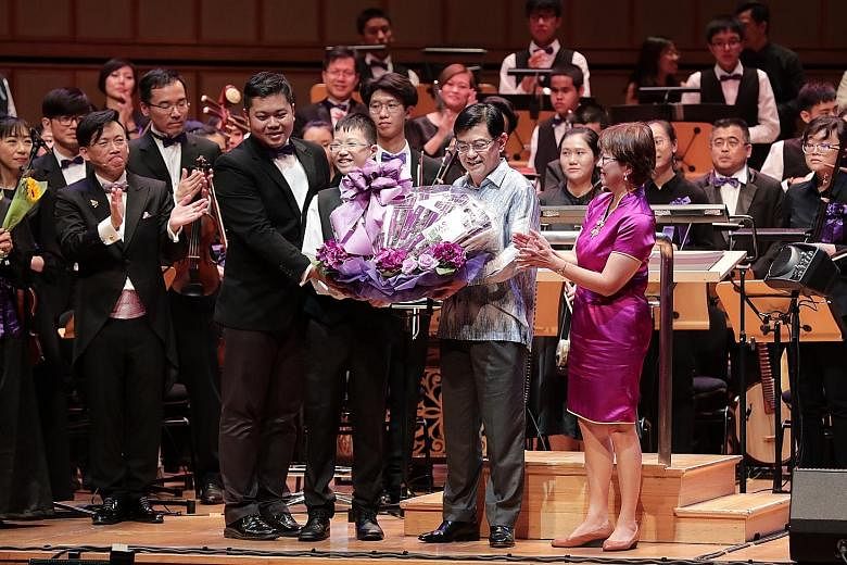Above: Prime Minister Lee Hsien Loong and Mrs Lee mingling with concert participants. Left: Deputy Prime Minister Heng Swee Keat presenting a token of appreciation to Mr Stuart Ang and his son Orion. With them is Central Singapore District Mayor Deni