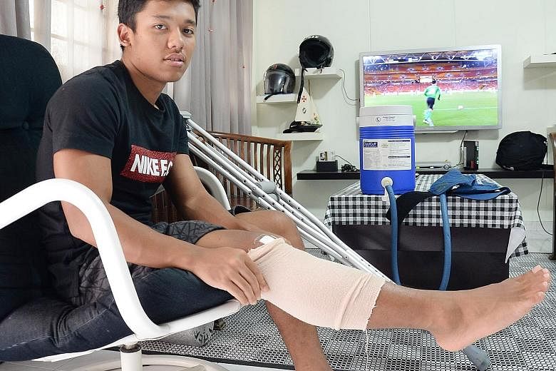 At the age of 18, Mahathir suffered his first anterior cruciate ligament injury. He had surgery on his right knee that ruled him out of the 2015 SEA Games in Singapore.