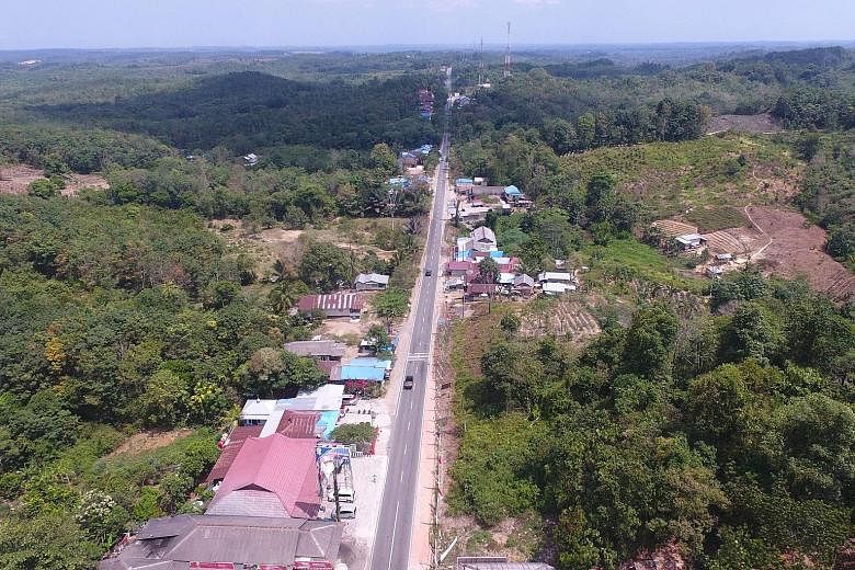 An aerial view of Kutai Kartanegara, one of two regencies in East Kalimantan between which the new capital will be built. PHOTO: AGENCE FRANCE-PRESSE Indonesian President Joko Widodo, flanked by his Vice-President Jusuf Kalla (right) and Agriculture 