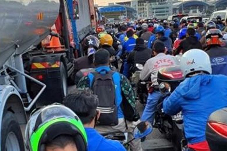 Frustrated motorists turned to social media platforms to post pictures of the traffic jam at Tuas Checkpoint, with some netizens complaining that they needed a toilet break.
