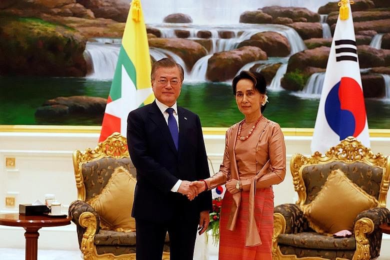 South Korean President Moon Jae-in meeting Myanmar's de facto leader Aung San Suu Kyi at the presidential palace in Naypyitaw yesterday.