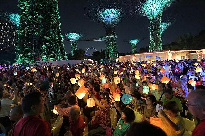 A total of 880 seniors took part in a mass singalong yesterday evening at Supertree Grove in Gardens by the Bay, to celebrate the Mid-Autumn Festival, which falls on Friday. Education Minister Ong Ye Kung led the elderly in the singalong as well as o