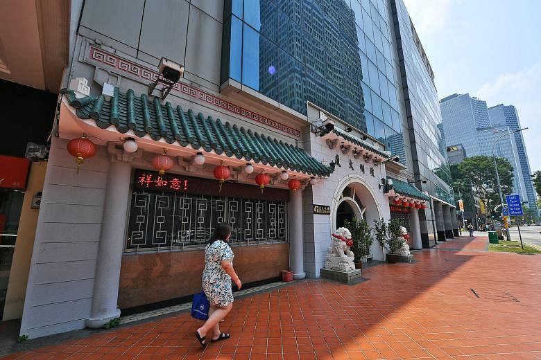 Hwee Kuan president Phua Kiah Mai (left) says he is willing to sit down and talk things out with THK chairman Foo Jong Peng. Above: The Beach Road building, long seen as a home for the Hainanese community in Singapore, now bears a sign that reads Khe