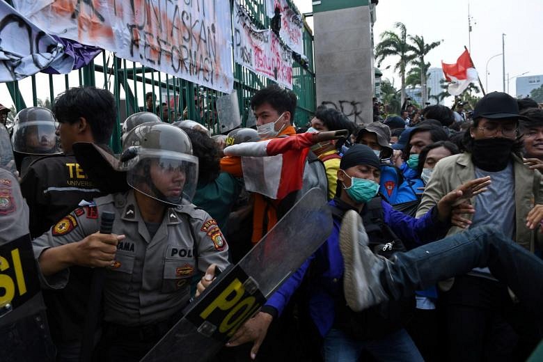 Hundreds Of Students, Police Injured In Indonesia Protests | The ...