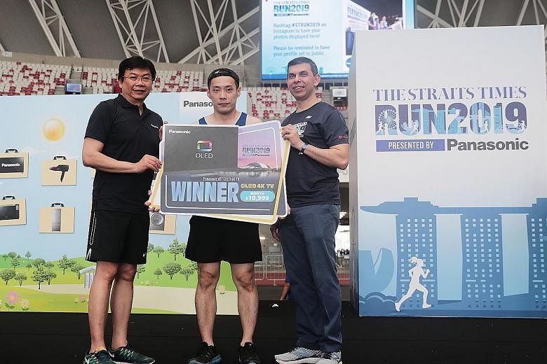 Winner of the Panasonic Grand Lucky Draw Teo Chin Hian (centre), who took home a 65-inch Panasonic GZ2000 OLED TV set worth $10,999, with Panasonic Singapore regional business division director Daniel Tan (left) and Straits Times editor Warren Fernan