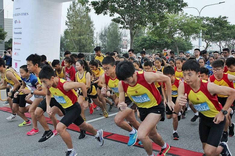 Students in the Schools Challenge racing off the start line. 