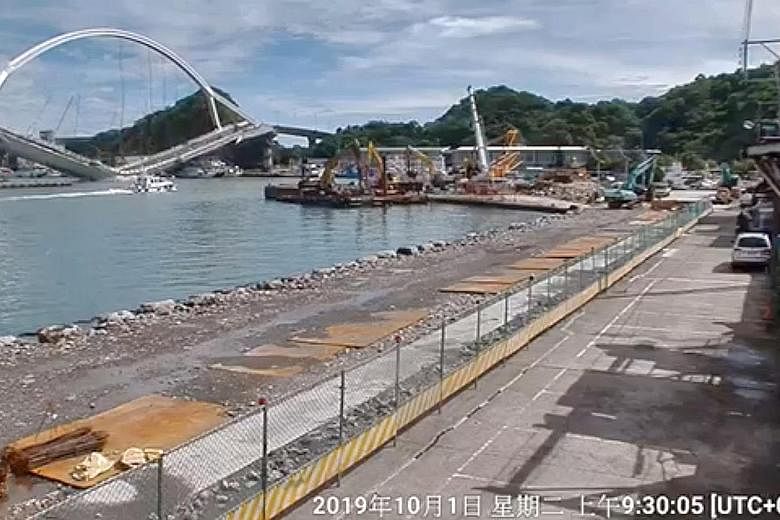 These images taken from a video show the bridge collapsing in Nanfangao in Suao township on Taiwan's east coast on Tuesday. PHOTOS: REUTERS