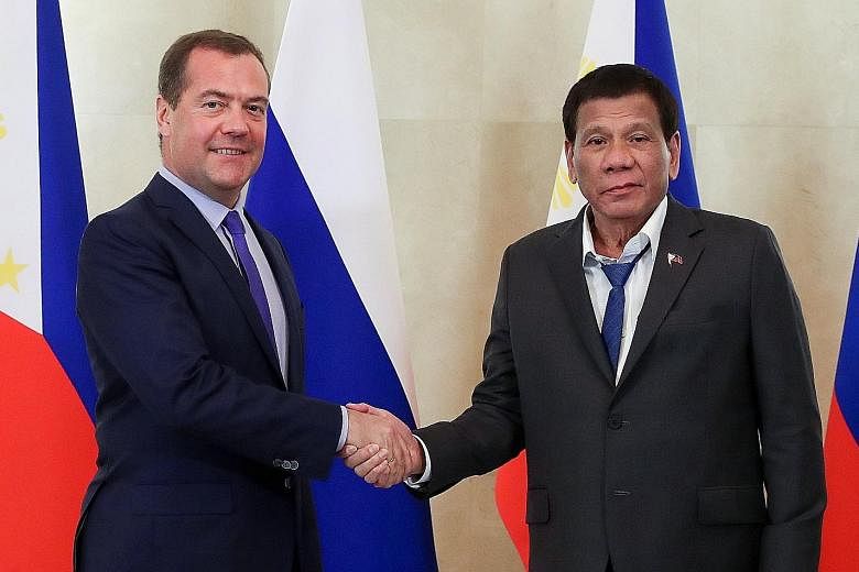 At his meeting on Wednesday in Moscow with Russian Prime Minister Dmitry Medvedev, Philippine President Rodrigo Duterte wore a dark grey suit that seemed to have been taken off a mall rack, a shirt with unbuttoned collar that needed ironing and a loo