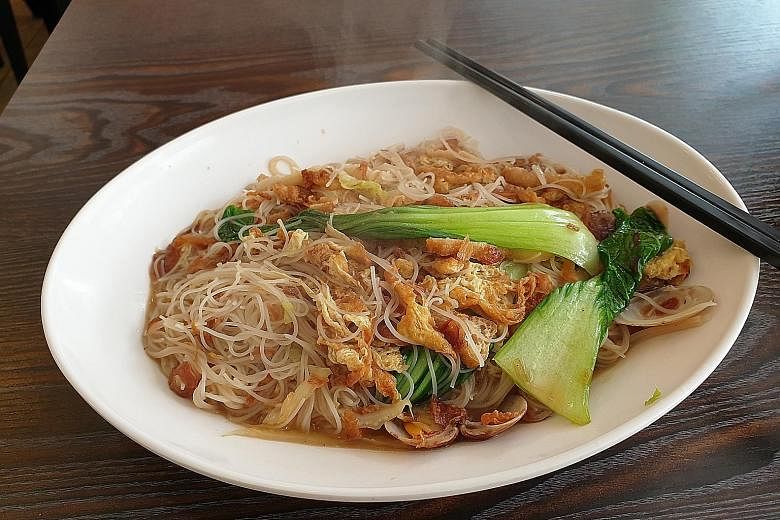 The vermicelli was bathed in a rich gravy and came with clams, fish cake, bok choy, finely sliced tau pok and wispy fried egg.