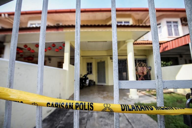 The dismembered remains of the victims, without heads and hands, were discovered last Thursday in Melaka. The suspect was arrested last Friday with the cooperation of the Singapore authorities and handed over to the Malaysian police. Left: Police ins