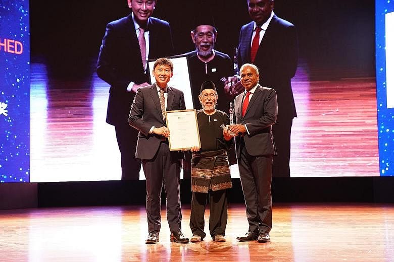Malay-language literary pioneer Suratman Markasan (centre), one of the three recipients of the Nanyang Distinguished Alumni Award, with Senior Minister of State for Trade and Industry and Education Chee Hong Tat and NTU president Subra Suresh. PHOTO: