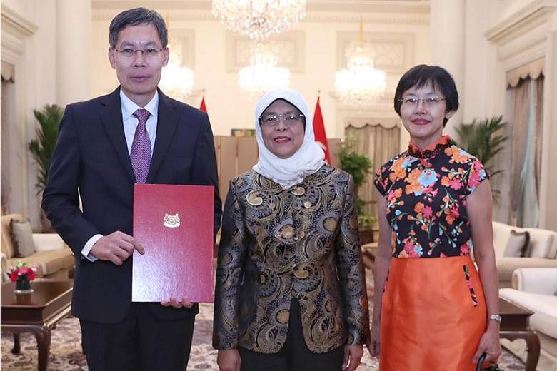Mr Lui Tuck Yew received his letter of credence from President Halimah Yacob at the Istana. He was accompanied by his wife, Madam Teng Soo Fen.
