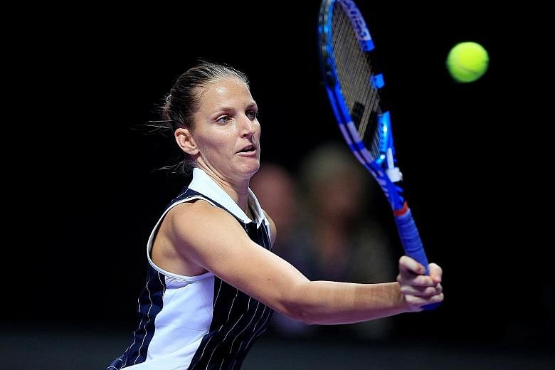 Karolina Pliskova booked her spot in the last four of the WTA Finals after beating Simona Halep 6-0, 2-6, 6-4 yesterday.