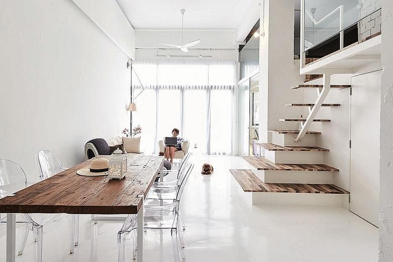 (Above) The wood-like laminate of the stairs to the mezzanine level contrasts with the all-white surroundings. 