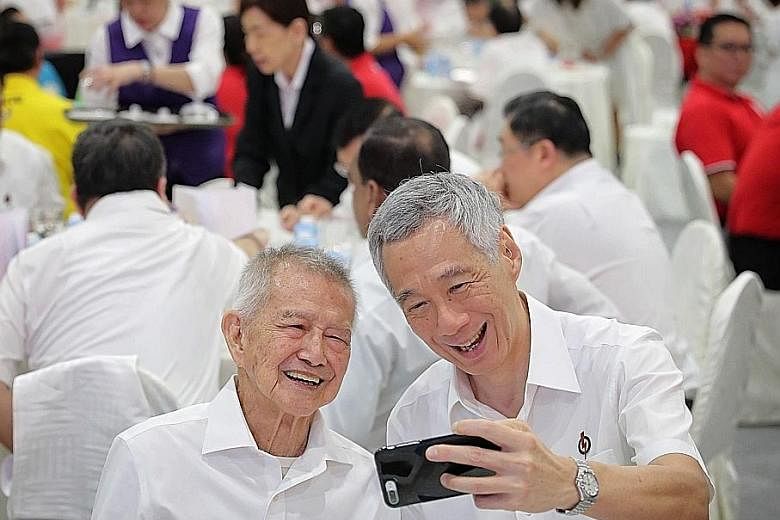 Prime Minister Lee Hsien Loong taking a wefie with former senior parliamentary secretary Phua Bah Lee at the PAP convention at the Singapore Expo on Sunday. Mr Phua was MP for Tampines from 1968 to 1988. ST PHOTO: GAVIN FOO