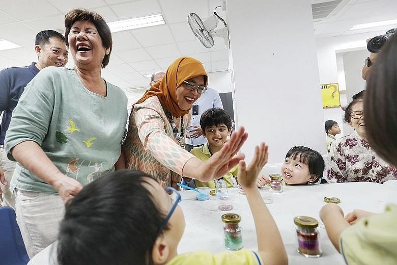 President Halimah Yacob and volunteer Lucy Tan at the official opening of the Integrated Service Centre @ Punggol on Tuesday. PHOTO: LIANHE ZAOBAO
