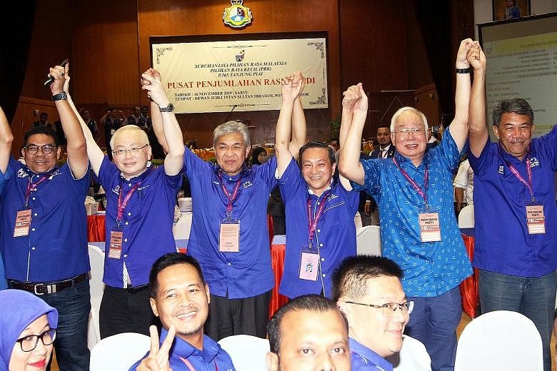 (From left) Tanjung Piai Umno chief Jefridin Atan, president of Barisan Nasional's Malaysian Chinese Association Wee Ka Siong, Umno president Ahmad Zahid Hamidi, Tanjung Piai's victorious candidate Wee Jeck Seng, former premier Najib Razak and Umno d