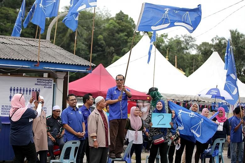 Barisan Nasional supporters at the SK Telok Kerang polling centre on Saturday. 